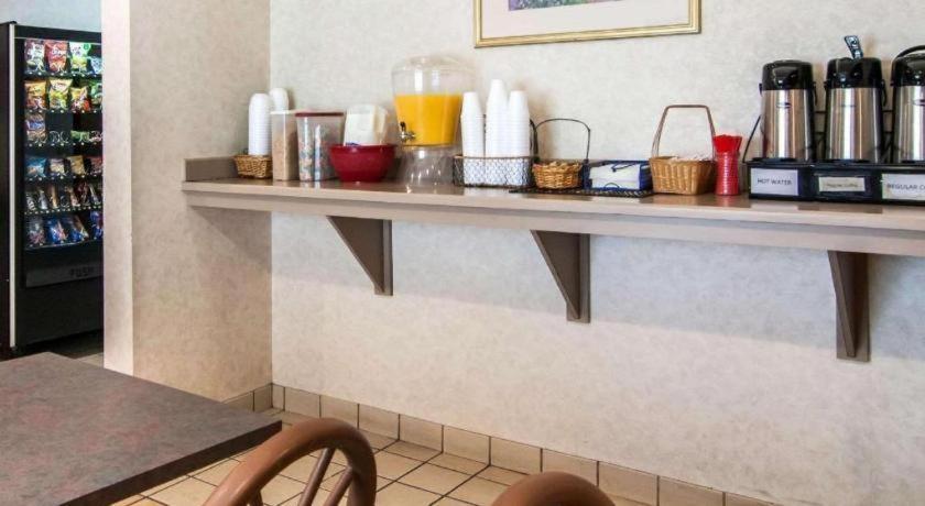 Rodeway Inn Салем Екстериор снимка